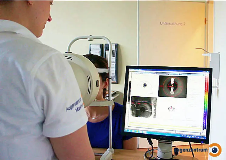 Pentacam Untersuchung Auswertung Bei der Pentacam Untersuchung dreht sich die Kamera um das Auge und macht Aufnahmen. Blick auf den Monitor zur Auswertung.