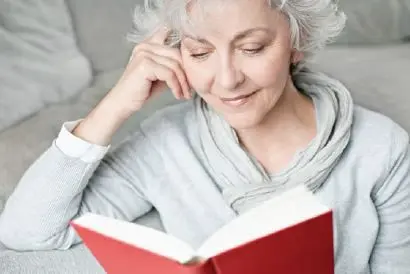 Ohne Brille lesen können Ältere Frau: Lesen und Fernsicht ohne Brille möglich.