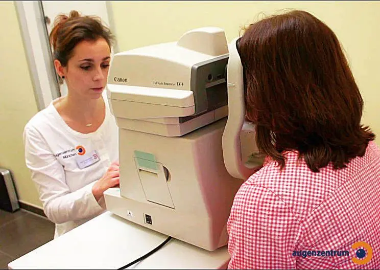Tonometer während einer Untersuchung Tonometer während einer Untersuchung. Die Non-Contact-Tonometrie wird auch bei der Voruntersuchung für eine operative Sehfehlerkorrektur eingesetzt.