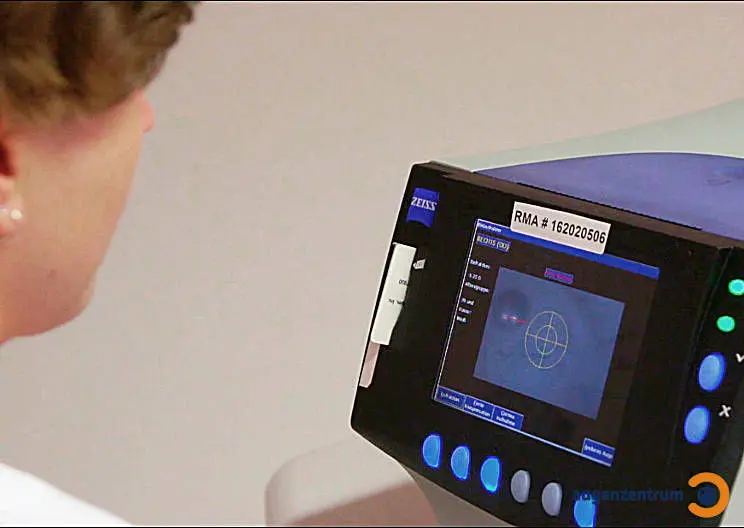 GDx Gerät während einer Untersuchung Mit dem GDx wird die Dicke der Nervenfaserschicht im Auge mit einem schwachen Laserstrahl gemessen und computergestützt ausgewertet.