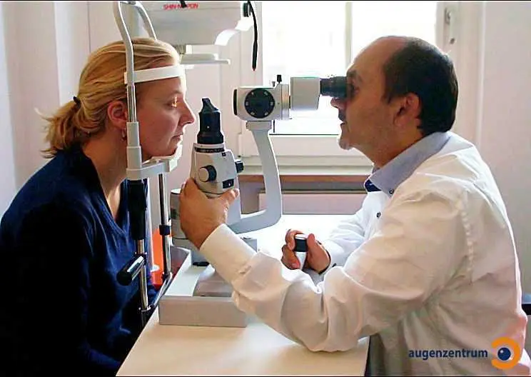 Spaltlampenuntersuchung Dr. Parasta während einer Spaltlampenuntersuchung im Augenzentrum in München.