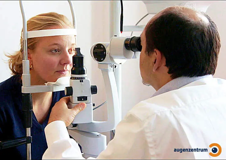 Spaltlampenmikroskop Das Auge wird mit einem spaltförmigen Lichtbündel beleuchtet und über das Spaltlampenmikroskop untersucht.