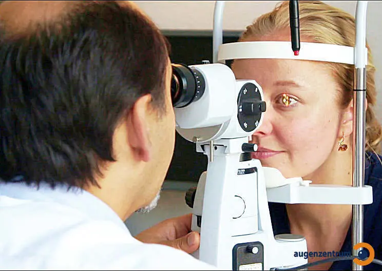 Spaltlampe Untersuchung Mit dem Spaltlampenmikroskop wird das Auge in starker Vergrößerung untersucht.