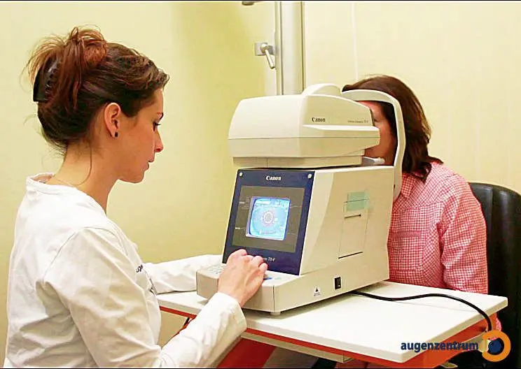 Tonometer Untersuchung Tonometer Untersuchung: Bei der Messung des Augeninnendrucks mit dem Non-Contact-Tonometer wird die Hornhaut nicht berührt.